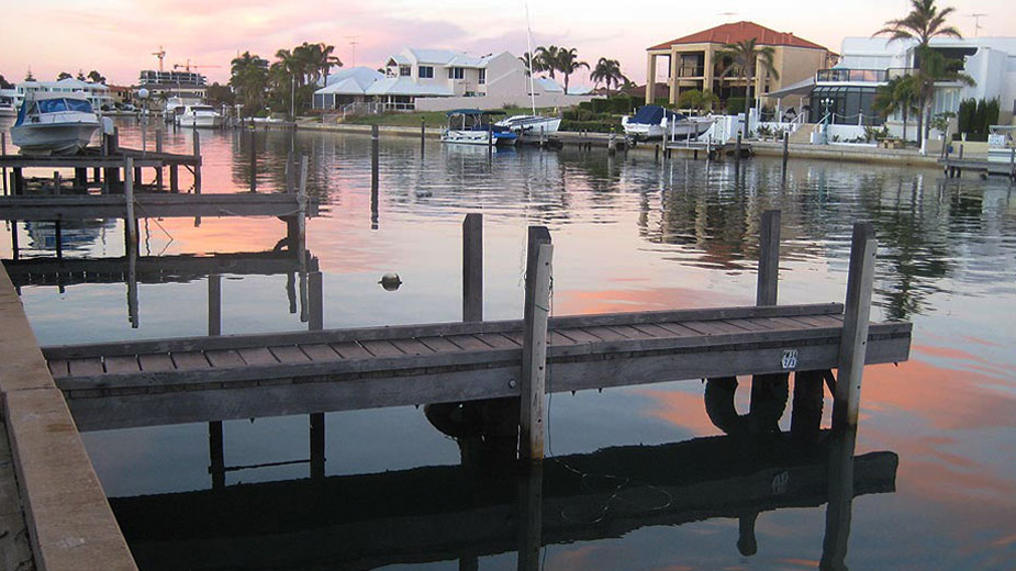 Mandurah self contained holiday house with jetty, BYO boat!